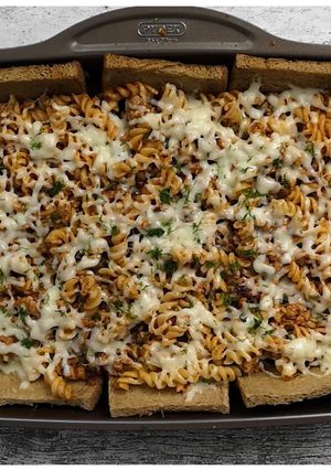 O poză a rețetei Pizza ”LaMisto” cu paste și carne tocată.