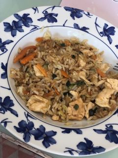 Una foto de Salteado de pollo, verduras y arroz