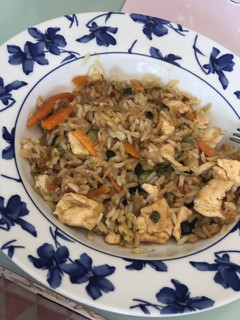Una foto de Salteado de pollo, verduras y arroz