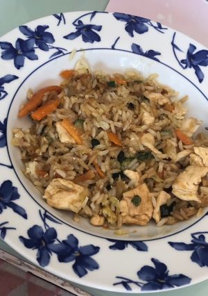 Una foto de Salteado de pollo, verduras y arroz