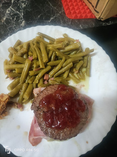 Una foto de Librito de hamburguesa con mermelada y salteado de judías