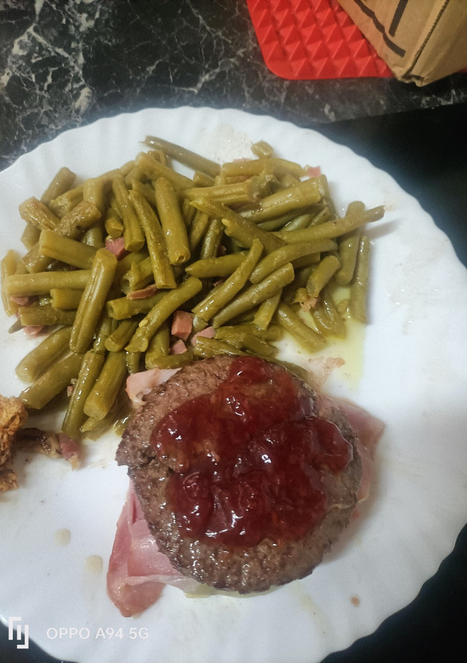 Una foto de Librito de hamburguesa con mermelada y salteado de judías