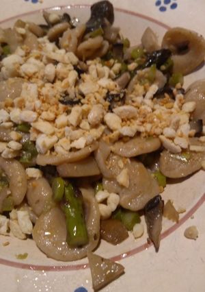 Foto di Orecchiette integrali, asparagi e cardoncelli