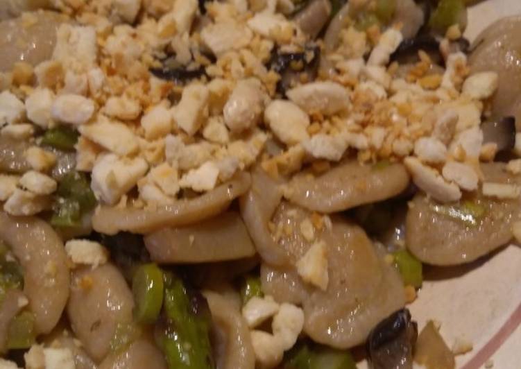 Orecchiette integrali, asparagi e cardoncelli