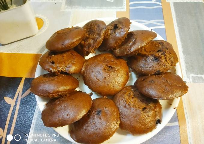 Chocolate Idli Cake - Eggless Steamed Idli Cakes Recipe