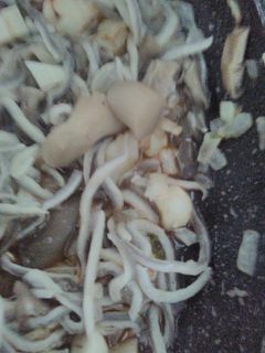 Una foto de Gulas con langostinos y setas