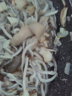 Una foto de Gulas con langostinos y setas