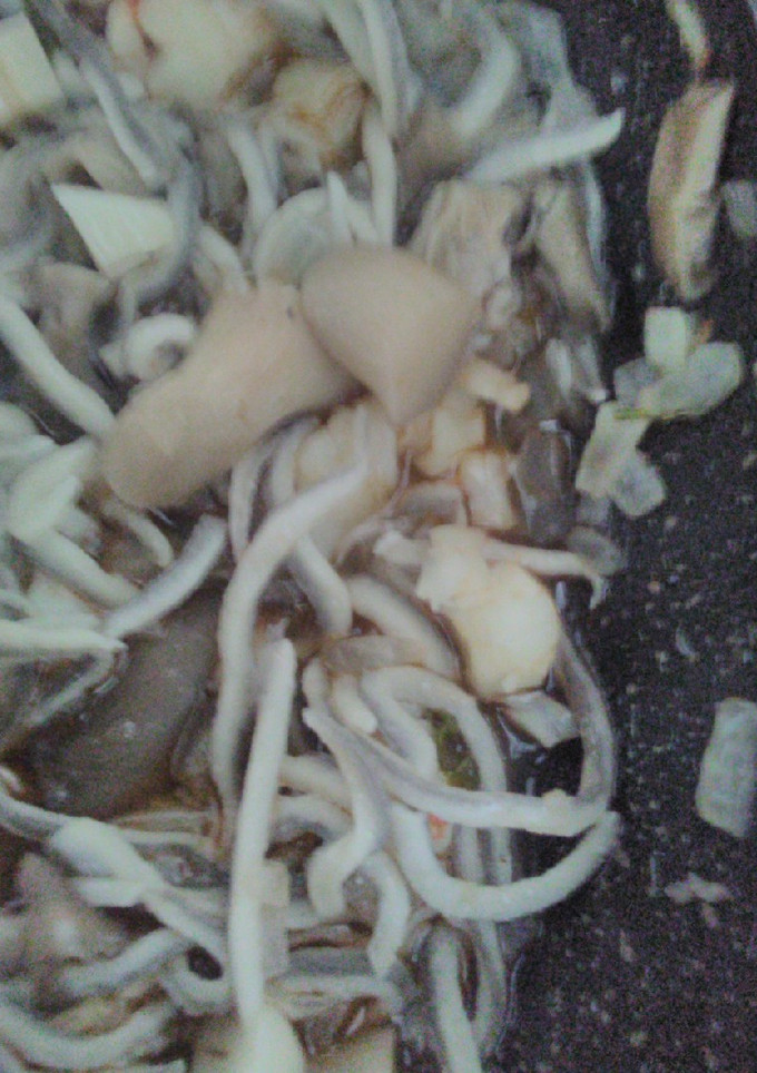 Una foto de Gulas con langostinos y setas