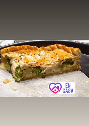 Una foto de Tarta de brócoli y salsa blanca