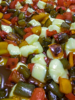 Una foto de Pimentones caramelizados con mozzarella!