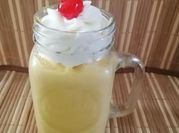 Una foto de mousse de mango con leche condensada