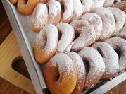 Una foto de roscas naranja