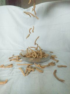 તીખા ગાંઠિયા (Tikha Ganthiya Recipe In Gujarati) રેસીપી મુખ્ય ફોટો