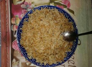 صورة لوصفة رز بالشعرية بطريقة البسيطة
