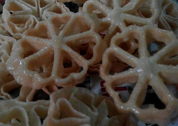 Anti Ribet, Memasak Kembang Goyang Renyah Wajib Dicoba