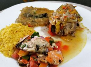 Foto de Moqueca de peixe, com farofa de banana e vinagrete de mexilhão