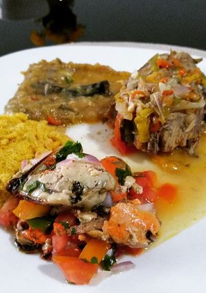 Foto de Moqueca de peixe, com farofa de banana e vinagrete de mexilhão