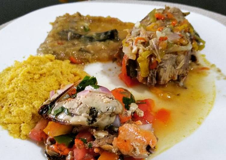 Muqueca de peixe, com farofa de banana e vinagrete de mexilhão - Tudogosreceitas