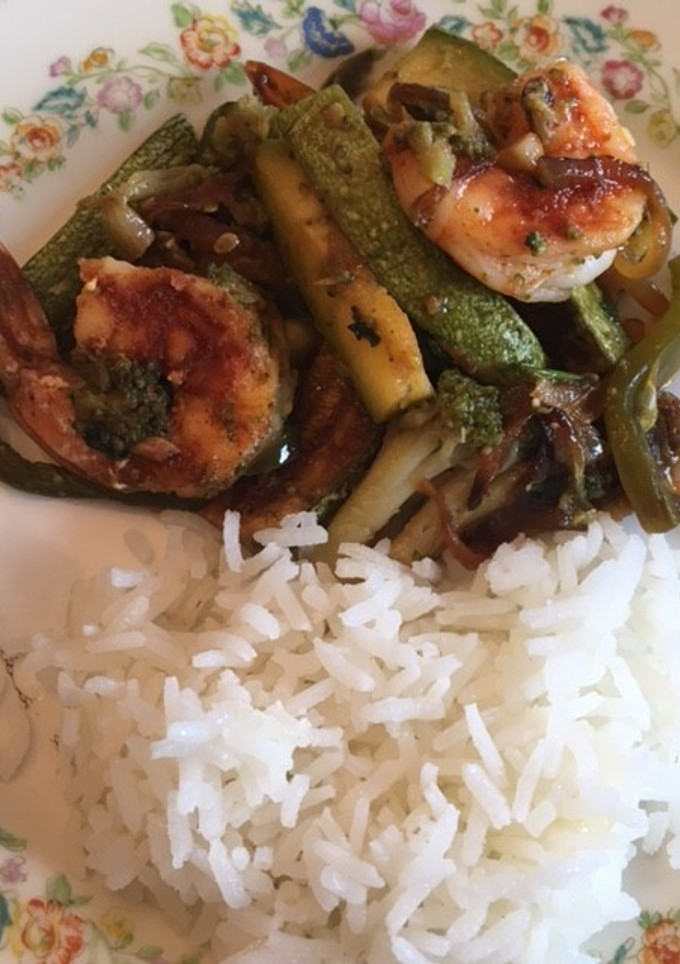 Una foto de 🍤 CAMARONES CON VERDURAS