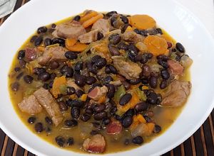 Una foto de Cazuela de porotos negros