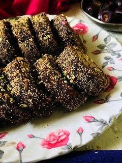 ખજૂર પાક (Khajoor Paak Recipe In Gujarati) રેસીપી મુખ્ય ફોટો