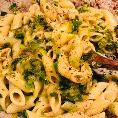 A picture of Penne Aglio Olio con Porri e Peperoncino 🌶.