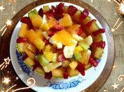 Una foto de ensalada con kiwi
