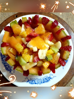 Una foto de Ensalada de frutas en medio melón