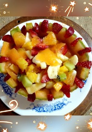 Una foto de Ensalada de frutas en medio melón