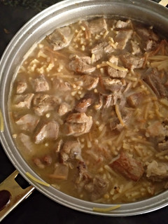 Una foto de Fideos gordos con costilla
