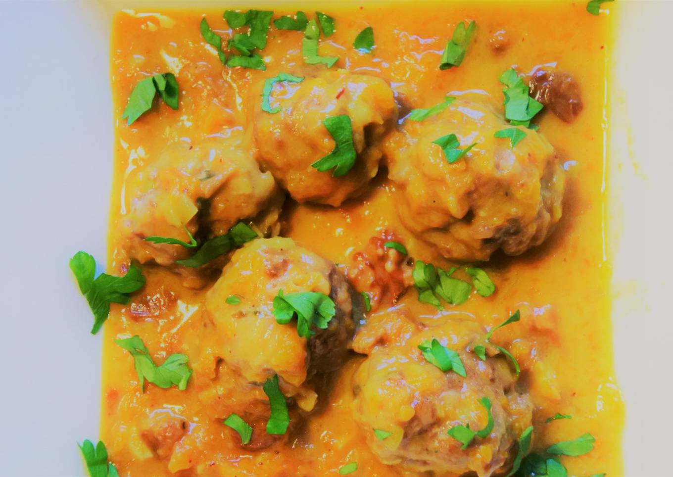 Albóndigas con salsa de calabaza y especias tandoori