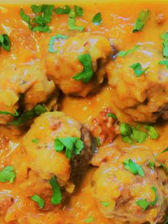 Una foto de Albóndigas con salsa de calabaza y especias tandoori