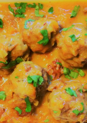 Una foto de Albóndigas con salsa de calabaza y especias tandoori