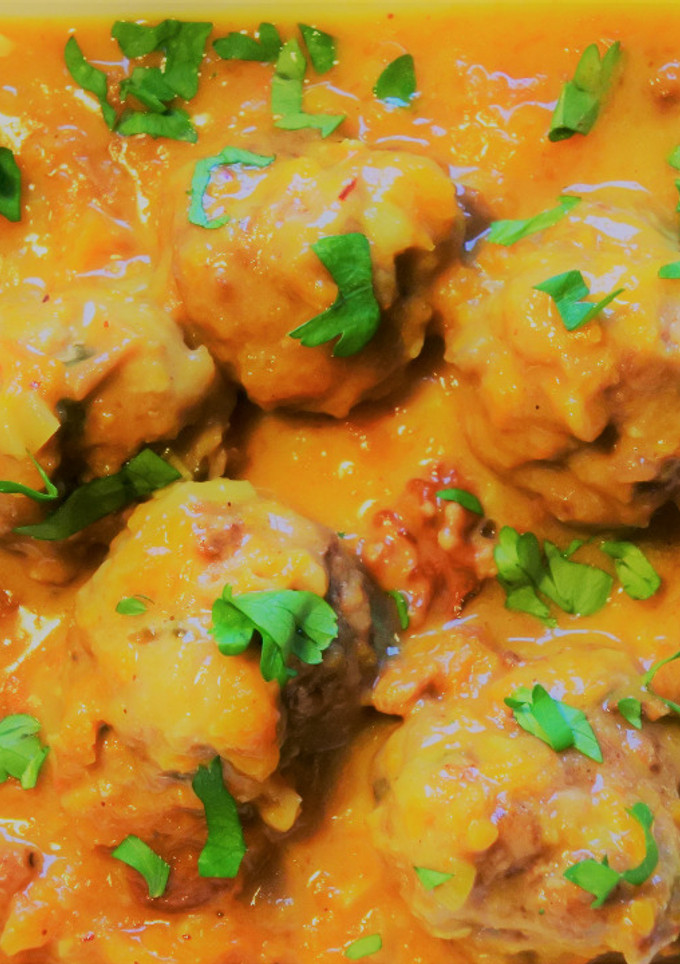 Una foto de Albóndigas con salsa de calabaza y especias tandoori