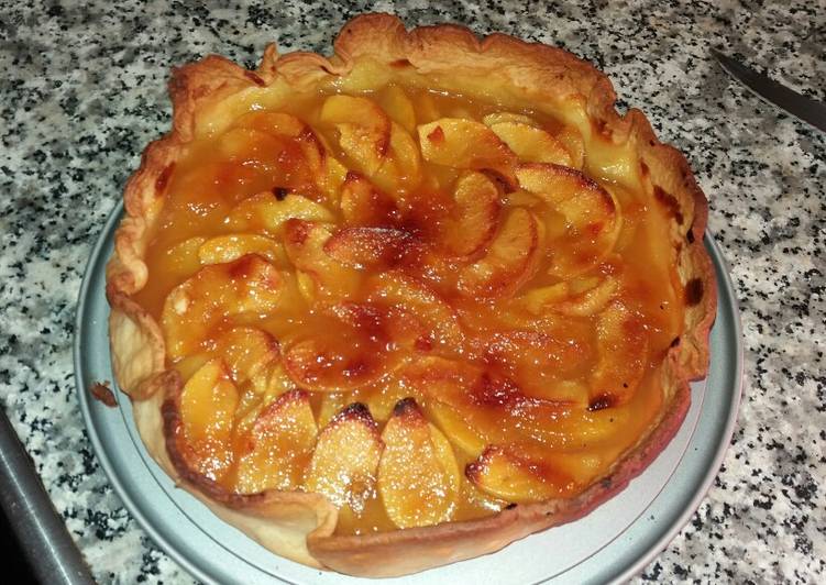 Tarta de manzana con mermelada de melocotón