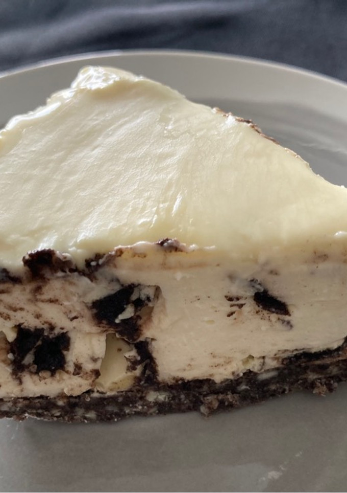 Una foto de Cheesecake oreo con chocolate blanco