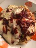 Tortillón relleno de cebolla y calabacín, con queso proteínico y ketchup 0% azúcares