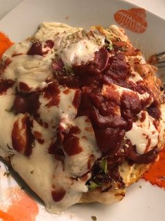 Una foto de Tortillón relleno de cebolla y calabacín, con queso proteínico y ketchup 0% azúcares