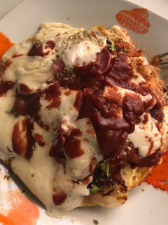 Una foto de Tortillón relleno de cebolla y calabacín, con queso proteínico y ketchup 0% azúcares