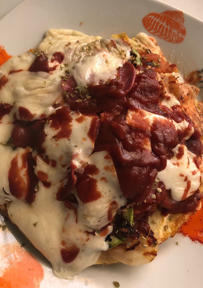 Una foto de Tortillón relleno de cebolla y calabacín, con queso proteínico y ketchup 0% azúcares