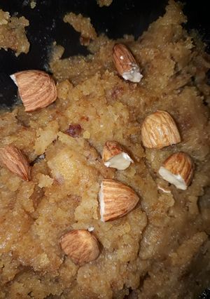 A picture of Besan ka halwa.