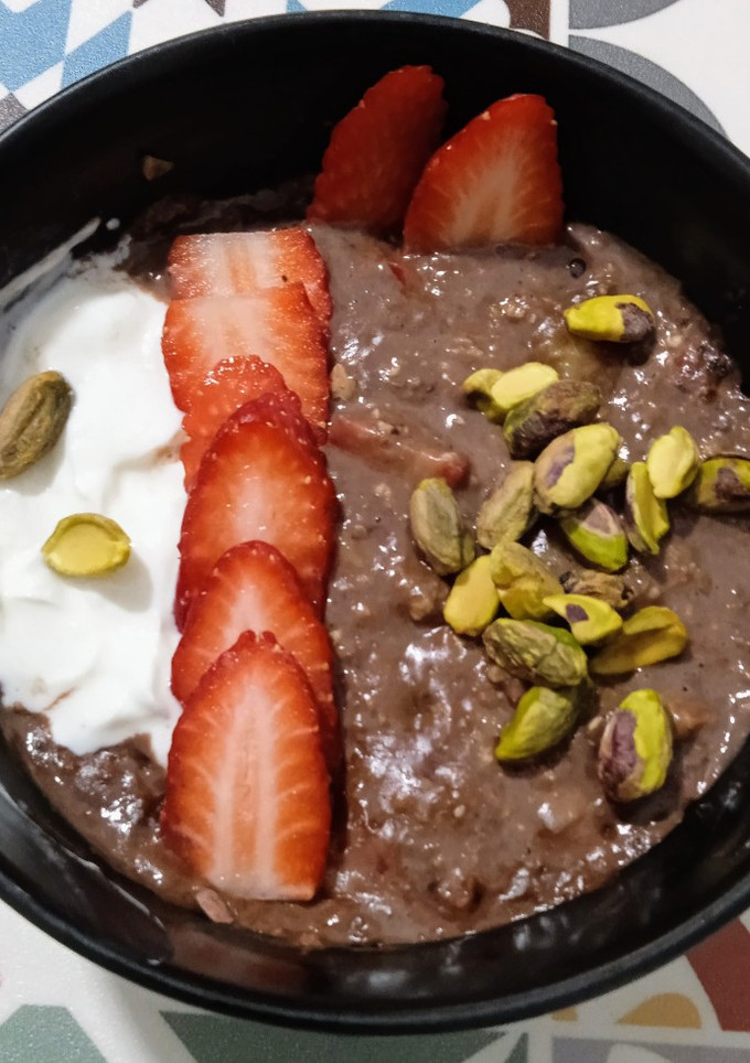 Una foto de Avena de chocolate con plátano y fresas dentro