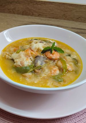 Una foto de Sopa de tomate con rape y langostino