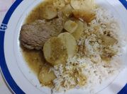Una foto de bistec en salsa verde