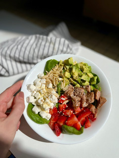 Una foto de Ensalada de espinacas con fresas y daditos de queso