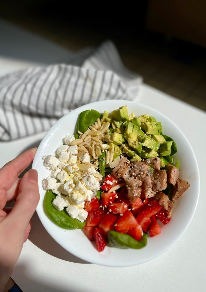Una foto de Ensalada de espinacas con fresas y daditos de queso