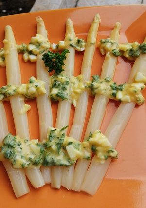 Une photo de Asperges blanches et sa sauce flamande #brunch