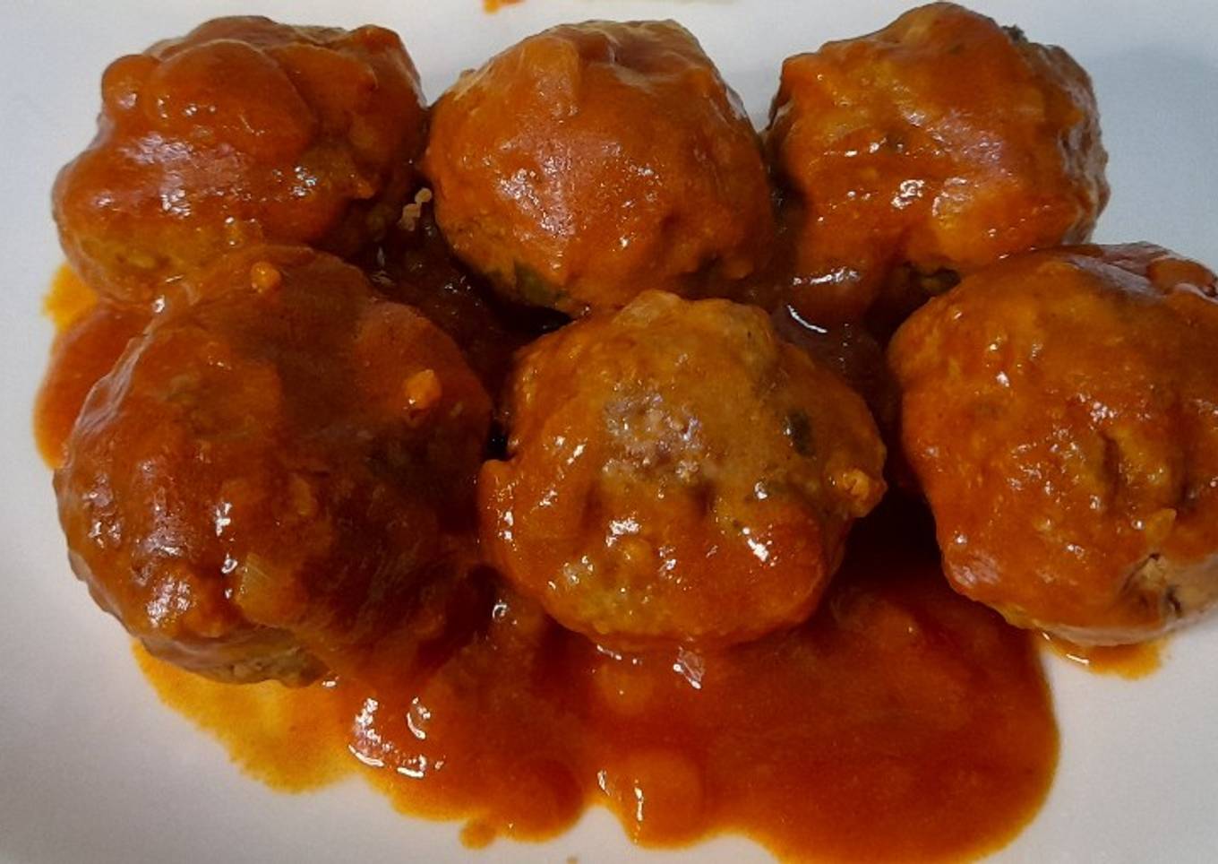 Albóndigas de carne vacuna con salsa
