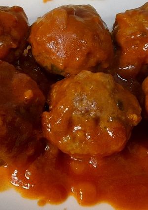 Una foto de Albóndigas de carne vacuna con salsa
