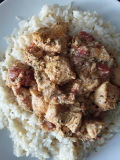 Una foto de Pollo con salsa de yogur y especias